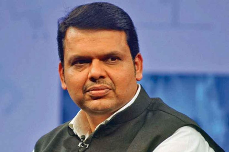 फडणवीसांच्या अडचणीत वाढ?; दोन गुन्हे नोंद न केल्याचा ॲड. डबलेंचा न्यायालयात मोठा खुलासा