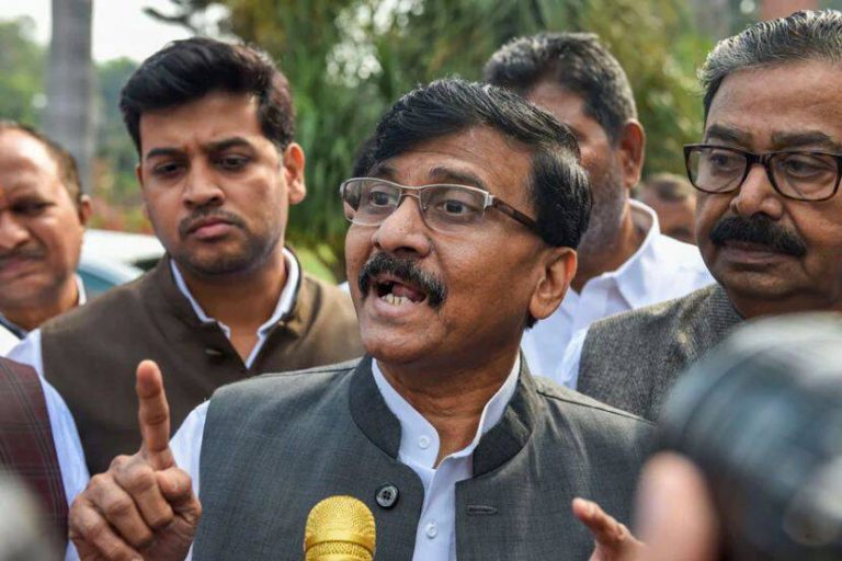 “बाळासाहेबांच्या अपमानावर मुख्यमंत्री अन् ४० जणांची टोळी काही भूमिका घेणार आहे का?”: संजय राऊत
