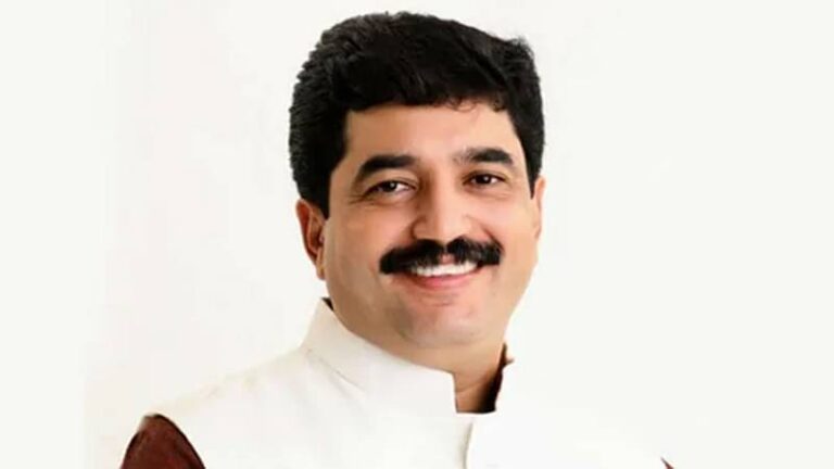 मुरलीधर मोहोळांवर आचारसंहिता भंगाची तक्रार दाखल धार्मिक प्रलोभनाचा आरोप; भरारी पथकांचे हे आश्वासन