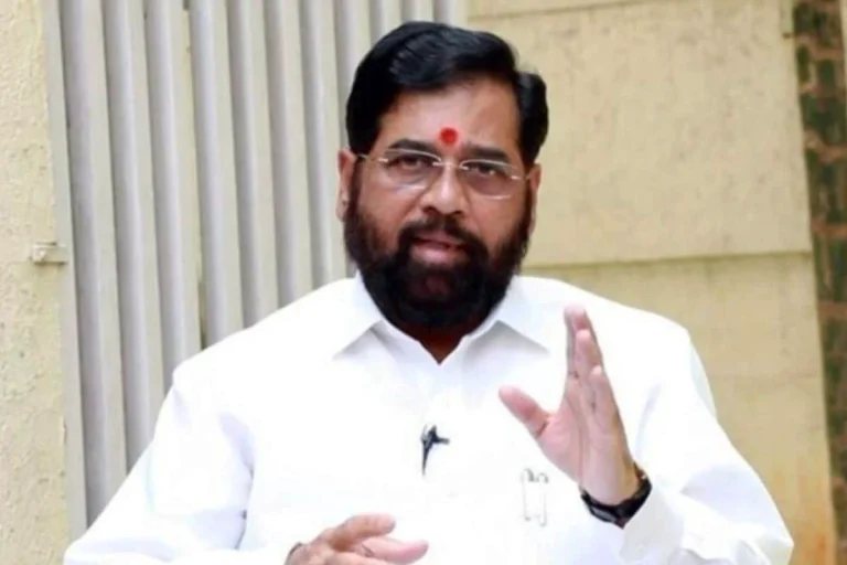 महाराष्ट्राचे मुख्यमंत्री कर्नाटकला भाजपच्या प्रचारात, सीमाबांधवांमध्ये संताप