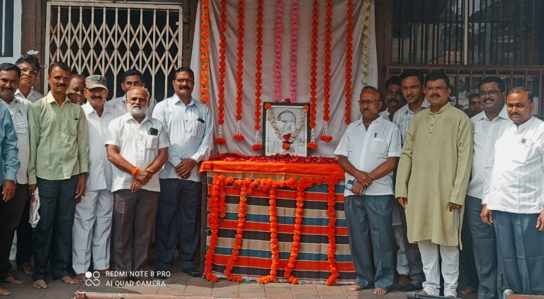 हडपसर गांधी चौक येथे भीम गीतांनी विश्वरत्न बाबासाहेबांना अभिवादन