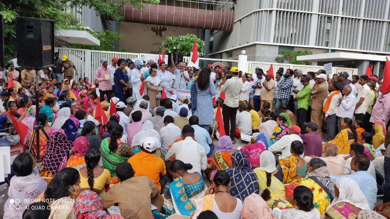 सफाईसेवक वारस हक्क नोकरी पालिका कामगार युनियनचा जिल्हाधिका-याकडे “आक्रोश मोर्चा”