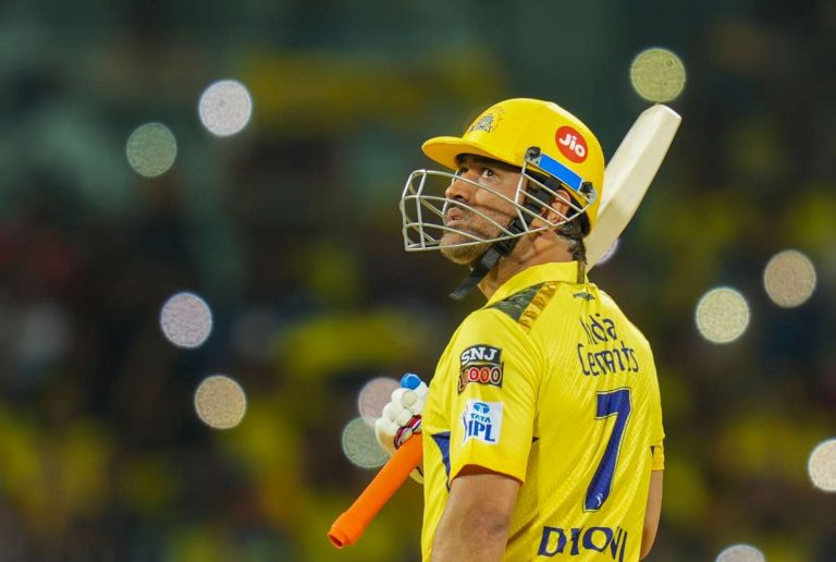 MS Dhoni चा IPLलाही गुडबाय? अन् चाहतेही भावुक परावभ तरीही मैदानाला फेरी अन् सेल्फी….
