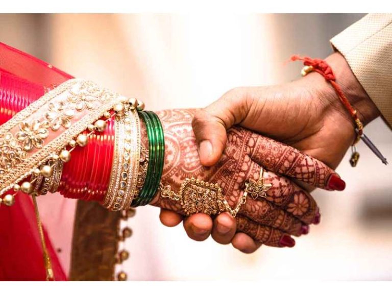 सुशिक्षित तरुणाचा अनोखा विवाह; 2 सख्ख्या बहिणींसोबत बांधली लग्नगाठ, कारण वाचाच