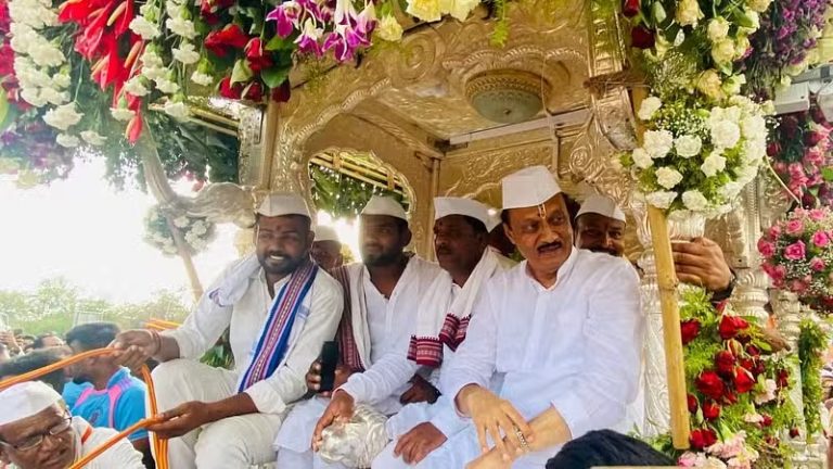 सपत्नीक अजित पवार यांनी पालखीचे बारामतीत वेशीवर केले स्वागत