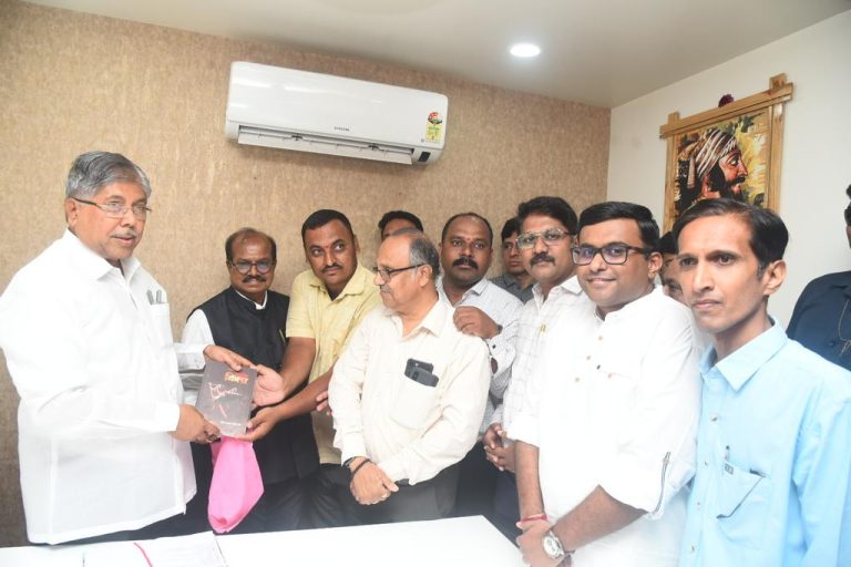 पुणे डिजिटल मिडिया टीमने पालकमंत्री चंद्रकांतदादांना दिल्या वाढदिवसाच्या शुभेच्छा!