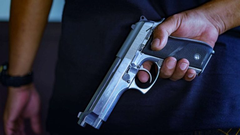 पुण्यात भाजप युवा मोर्चा सचिवाच्या बॅगमध्ये पिस्तूल आणि 28 काडतुसे, प्रवासादरम्यान एअरपोर्टवर अटक!