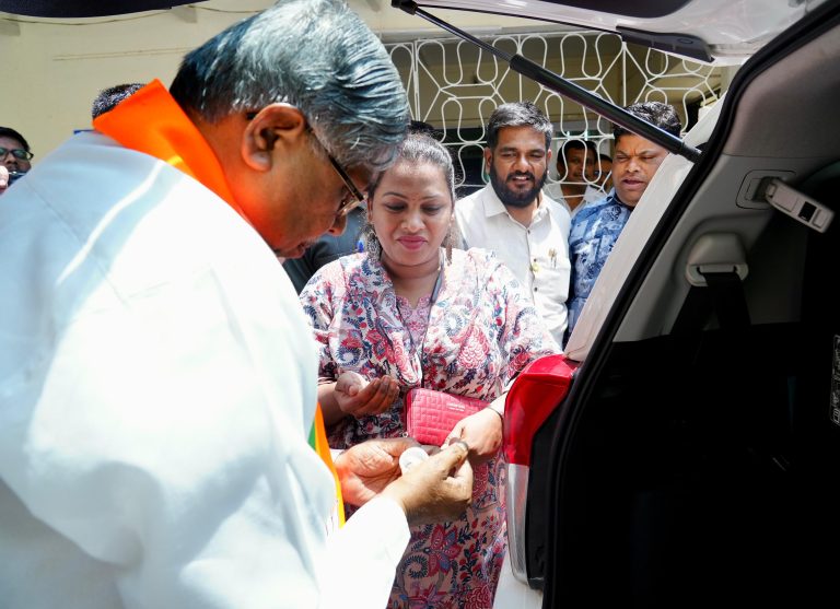 संवेदनशील चंद्रकांतदादा ‘डॉक्टर’ झाले… बैठकीत अस्वस्थ अमृता म्हेत्रे यांना दिला प्रथमोपचार
