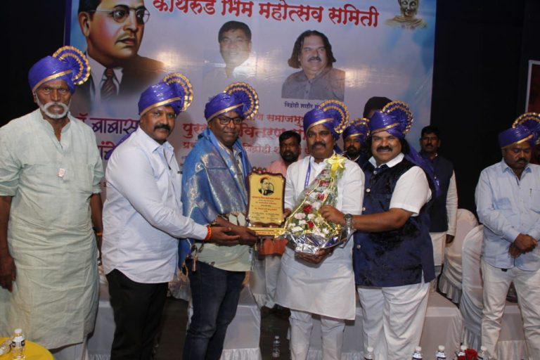 विद्रोही शाहीर संभाजी भगत यांना कोथरूड भिम महोत्सव समितीच्या वतीने डॉ. बाबासाहेब आंबेडकर समाज भूषण पुरस्कार