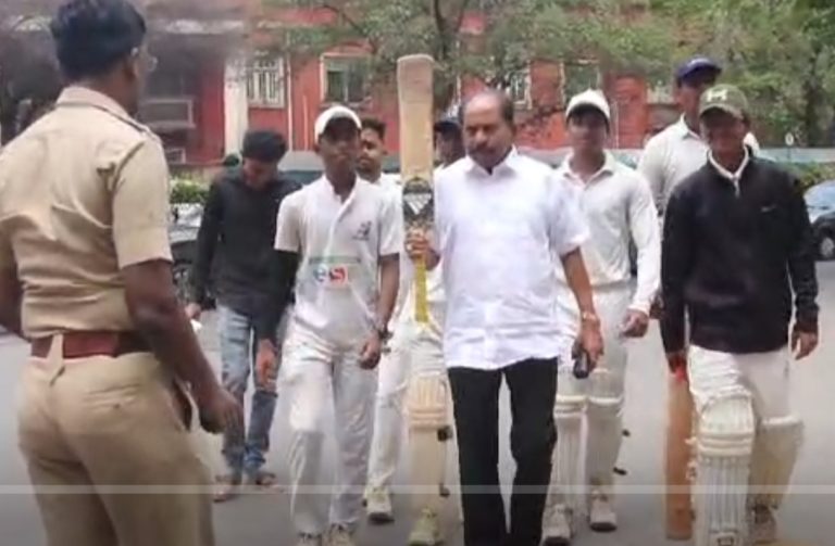 इंडिया अगेंस्ट करप्शनचे हेमंत पाटील यांनी क्रिकेटरच्या वेशात भरला लोकसभेचा फॉर्म