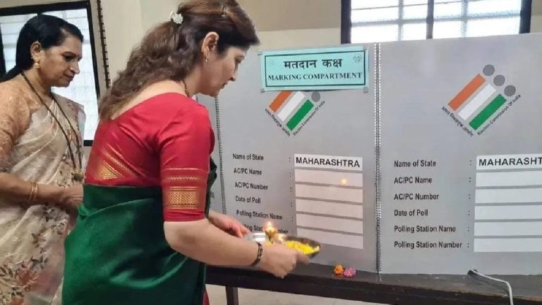 रुपाली चाकणकर यांच्या अडचणी वाढल्या; EVM मशीनची केंद्रात जाऊन केली पूजा; गुन्हाही दाखल झाला