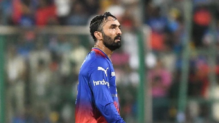 दिनेश कार्तिकची आयपीएलमधून कायमची एक्झिट! टीमकडून अभिवादन तर चाहत्यांचा मैदानातून घेतला निरोप