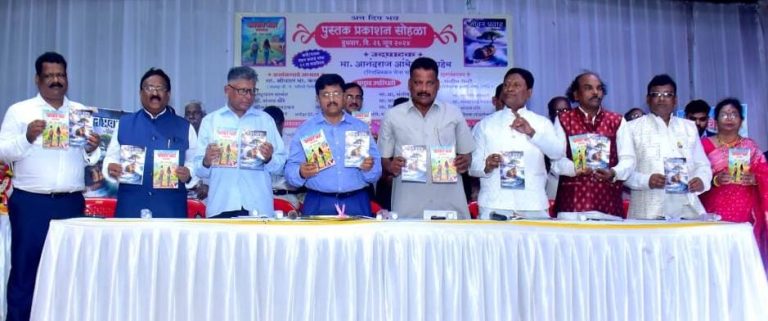मंदार कवाडे यांच्या “भावनांचे मोहर” व “जीवन प्रवाह” या दोन पुस्तकांचा प्रकाशन सोहळा मोठ्या उत्साहात संपन्न