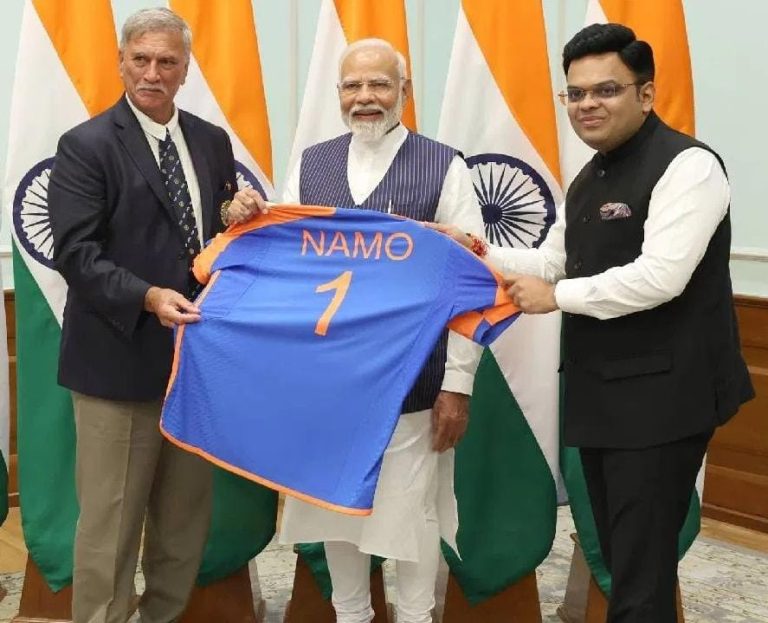 पंतप्रधान नरेंद्र मोदींना बीसीसीआयचे खास गिफ्ट जर्सी क्रमांक1..!; विजयी संघासोबत जवळपास दीड तास चर्चा
