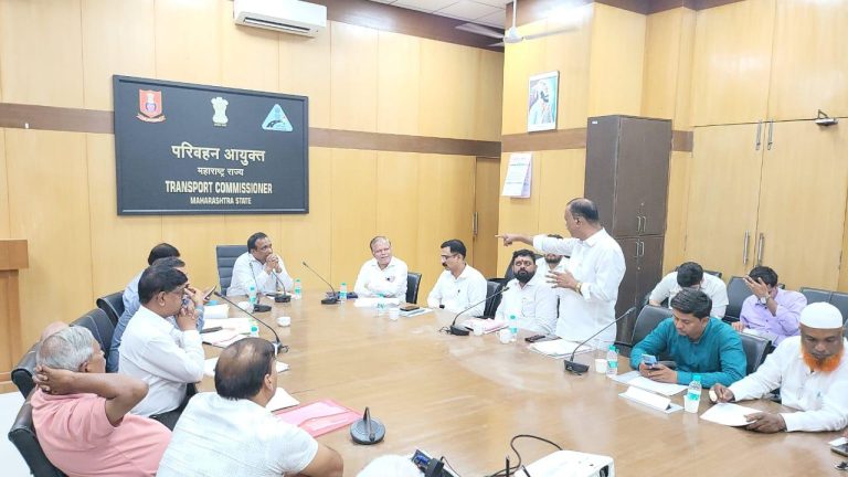 वाहन योग्यता (फिटनेस) नूतनीकरण प्रतिदिन 50 रुपये दंड अधिवेशनातस्थगित; समर्थ सेवा रिक्षा प्रतिष्ठानच्या प्रयत्नांना यश