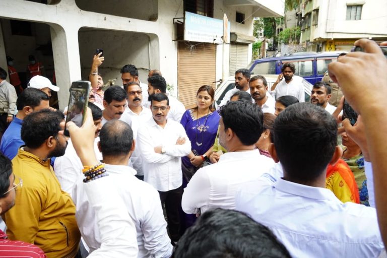 शिवसेनेकडून पुण्यातील पाण्याखालील परिसरातील गाळ काढण्याचे काम युद्ध पातळीवर सुरू