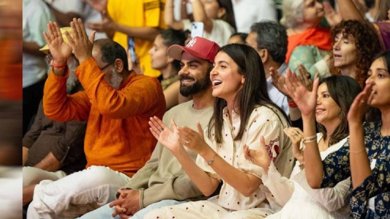 करवा चौथच्या दिवशी विराट-अनुष्का झाले स्पॉट ; विराट कोहली सोबत अनुष्काही भजनात दंग