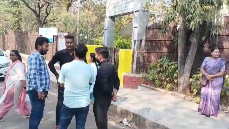 पुण्याच्या नामांकित शाळेत धक्कादायक प्रकार; मुली कपडे बदलायला गेल्या अन् हादरल्याच; पोक्सोसह कलम ७७ अंतर्गत गुन्हा दाखल