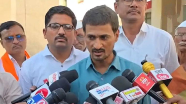 ”माझ्याकडे असे पुरावे आहेत, ज्यामुळे मोठमोठ्या गोष्टींचा छडा लागणार” एसपींच्या भेटीनंतर धनंजय देशमुख काय म्हणाले?