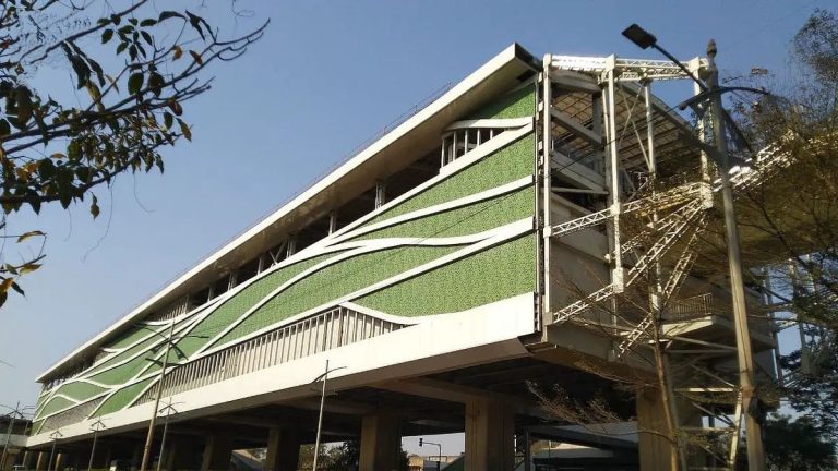पुण्यात २१ वर्षीय तरूणाची मेट्रो स्टेशनवरून उडी मारली, नंतर रस्त्यावर गाडीनं चिरडलं; आत्महत्येपूर्वी एक चिठ्ठीही
