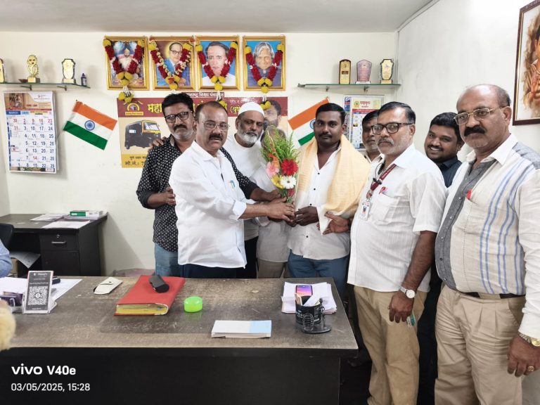 हावडा येथून किडनॅप मुलीची पुणे स्टेशनला साबुद्दीन शेख या रिक्षाचालकाच्या मदतीने सुटका; महाराष्ट्र रिक्षा पंचायत कार्यालयात सन्मान