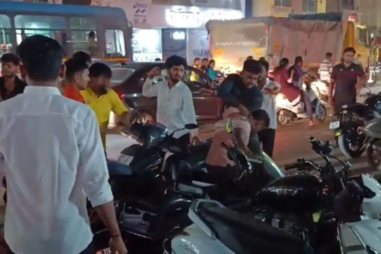 भारताच्या विजयाचा जल्लोष सुरू असताना तरुणावर चाकूने सपासप वार, पुण्यातील घटना