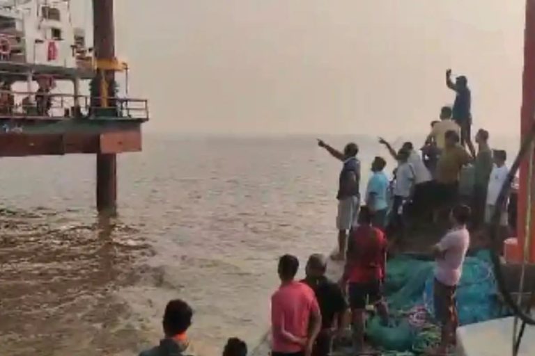 वाढवण बंदर खडक रचनेमुळे परिसर मत्स्यबीज उत्पादनास अनुकूल विरोध पेटला, स्थानिक सर्वेक्षण मच्छिमारांनी रोखलं