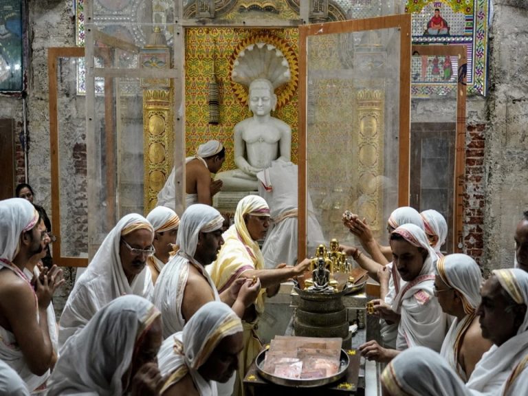 जैन धर्माचे सगळेच लोक श्रीमंत? इन्कम टॅक्सच्या एकूण आकडेवारीत सुमारे 24 % इन्कम टॅक्सही भरतात; समुदाय श्रीमंतीचे हे रहस्य काय?