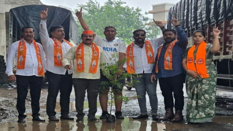 शिवसेना ठाकरे गटाच्या वतीने मांजरीत रस्त्यावर पडलेल्या खड्यात वृक्षारोपण