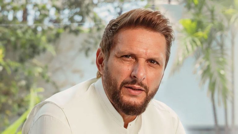 आफ्रिदीसमोर आला दुबईतील भारतीय समुदाय, भारतीय सैन्यावर प्रश्न विचारणाऱ्या व्यक्तीचा केला सन्मान