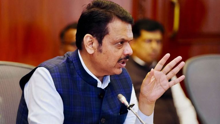 कृषी कर्जासाठी बँकांनी मागू नये शेतकऱ्यांचा CIBIL स्कोअर, अन्यथा केली जाईल कारवाई – मुख्यमंत्री फडणवीस यांचे आदेश