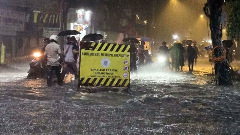 मुंबईत पावसाने उभा केला आपत्तीचा डोंगर, मोडला १०७ वर्षांचा जुना विक्रम, पुढचे २४ तासही खूप खास, रेड अलर्ट जारी