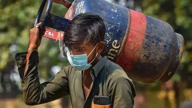 मोठा दिलासा, सलग तिसऱ्या महिन्यात गॅस सिलेंडर झाला स्वस्त, आता तुम्हाला मोजावी लागेल एवढी किंमत