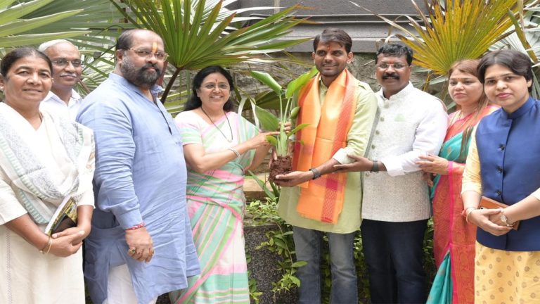 पर्यावरणाचा समतोल राखणाऱ्या देशी झाडांची लागवड व्हावी ; प्रा. डॉ. मेधा कुलकर्णी यांचे प्रतिपादन