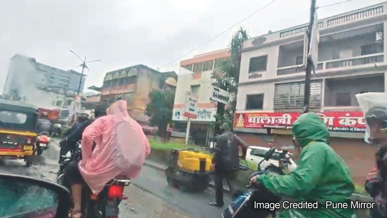 पावसातच रस्त्यावर डांबर! जुन्या मुंढवा रोडवरील कामामुळे महापालिकेकडे तक्रारींचा पाऊस