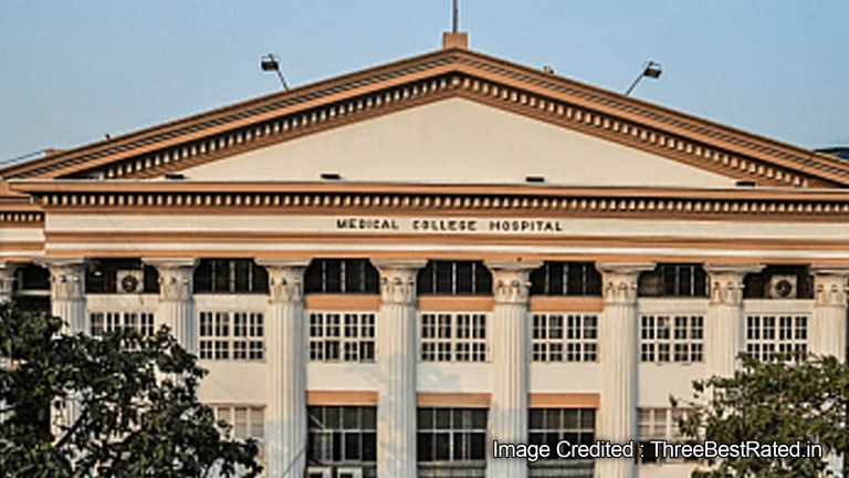 देशातील पहिलं वैद्यकीय महाविद्यालय, केवळ ₹40,500 मध्ये होते MBBS शिक्षण