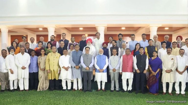 परदेशातून परतलेल्या ७ सर्वपक्षीय शिष्टमंडळांची मोदींनी घेतली भेट, संपूर्ण जगासमोर फाडला पाकिस्तानचा बुरखा