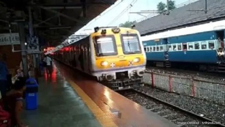 आता लोकलमध्ये लोक लटकून करू शकणार नाही प्रवास… प्रत्येक ट्रेनमध्ये बसवले जाणार स्वयंचलित दरवाजे, रेल्वेने घेतला निर्णय