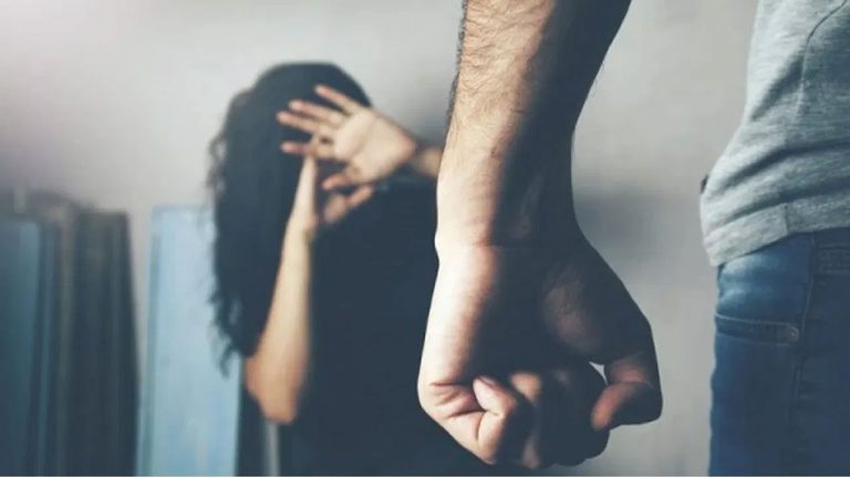 पत्नीने शारिरीक संबंध ठेवण्यास नकार दिल्याने संतापलेल्या पतीने केला तिला जिवंत जाळण्याचा प्रयत्न