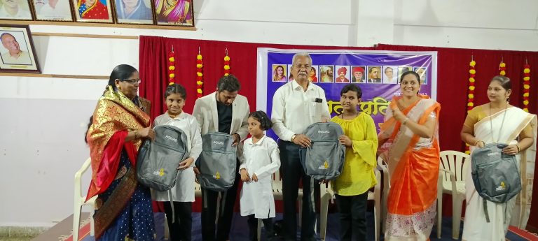 समता प्रतिष्ठाणच्या वतीने छत्रपती राजर्षी शाहू महाराज जयंती व ९ व्या वर्धापन दिनानिमित्त शालेय साहित्याचे वाटप