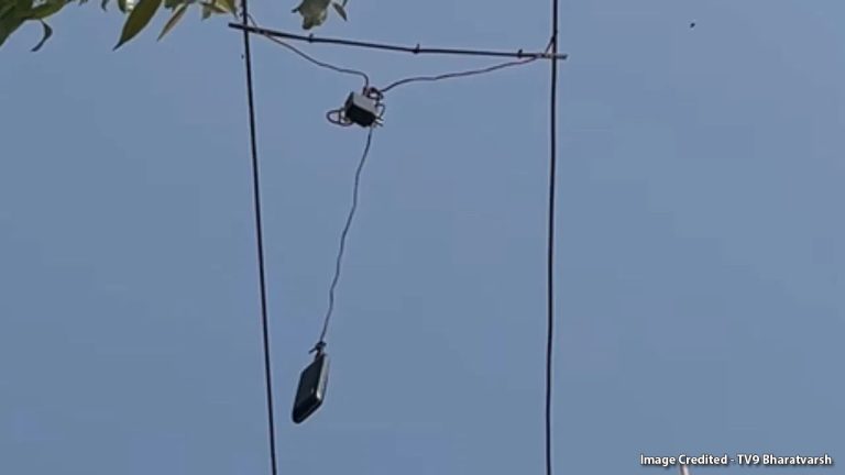 फोन चार्ज करण्यासाठी काकांचा जीवघेणा जुगाड; उघड्यावरून चोरली थेट वीज!