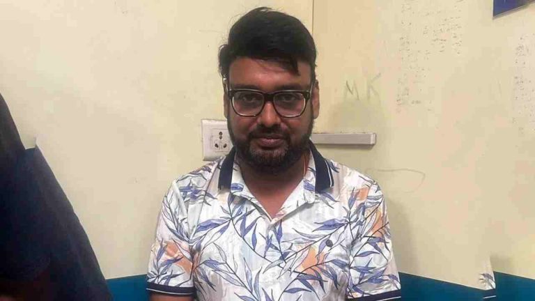 थेट रोहिणी खडसे वकिली कोट घालून न्यायालयात, ईशा सिंगचा वापर खेवलकरांना अडकवण्यास, वकिलांचा युक्तिवाद