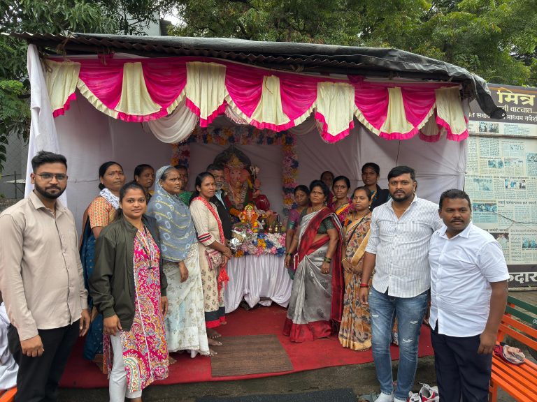मोरया मित्र मंडळाच्या गणपतीची प्रथम आरती आरोग्य सेवेकांच्या हस्ते