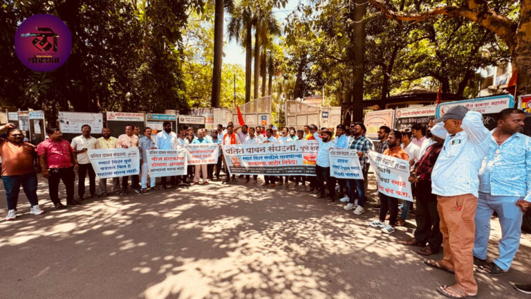 पतित पावन संघटनेतर्फे ‘स्मार्ट मीटर’ लावण्यास विरोध; महावितरण पुणे ऑफिस बाहेर स्मार्ट मिटरच्या पोस्टरची होळी