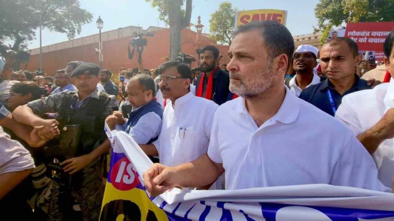इंडिया आघाडीच्या मोर्चात मोठा ट्विस्ट, नव्या मागणीने सरकारला घाम; राहुल गांधींच्या नेतृत्वात १४० खासदार एकवटले दिल्लीही दणाणली